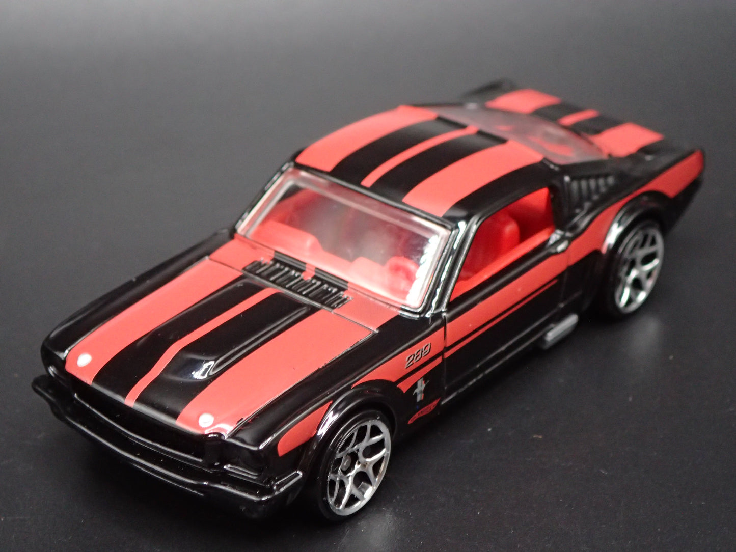 1965 65 FORD MUSTANG BLACK 1:64 SCALE DIORAMA DIECAST MODEL CAR