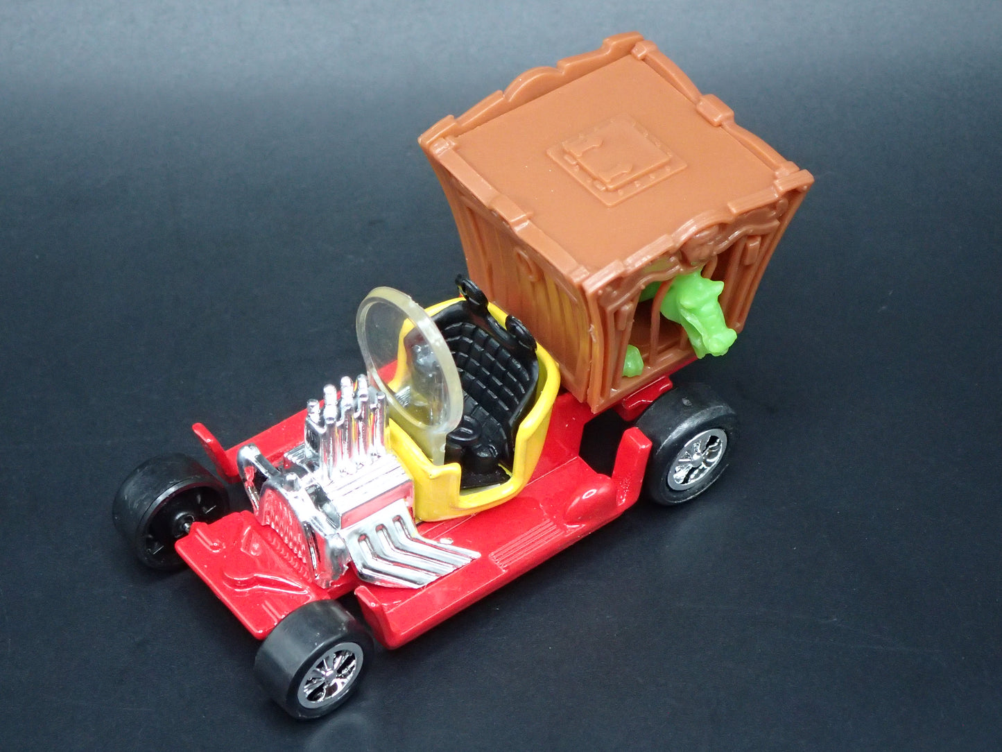 DRAGGIN DRAGON TOM DANIELS CUSTOM RED 1:64 SCALE DIORAMA DIECAST MODEL CAR