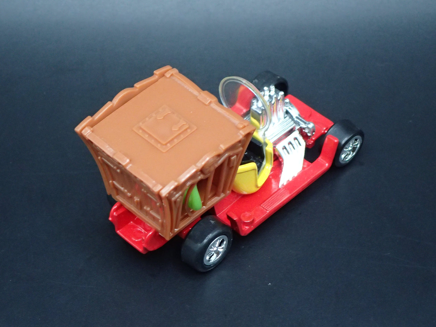 DRAGGIN DRAGON TOM DANIELS CUSTOM RED 1:64 SCALE DIORAMA DIECAST MODEL CAR
