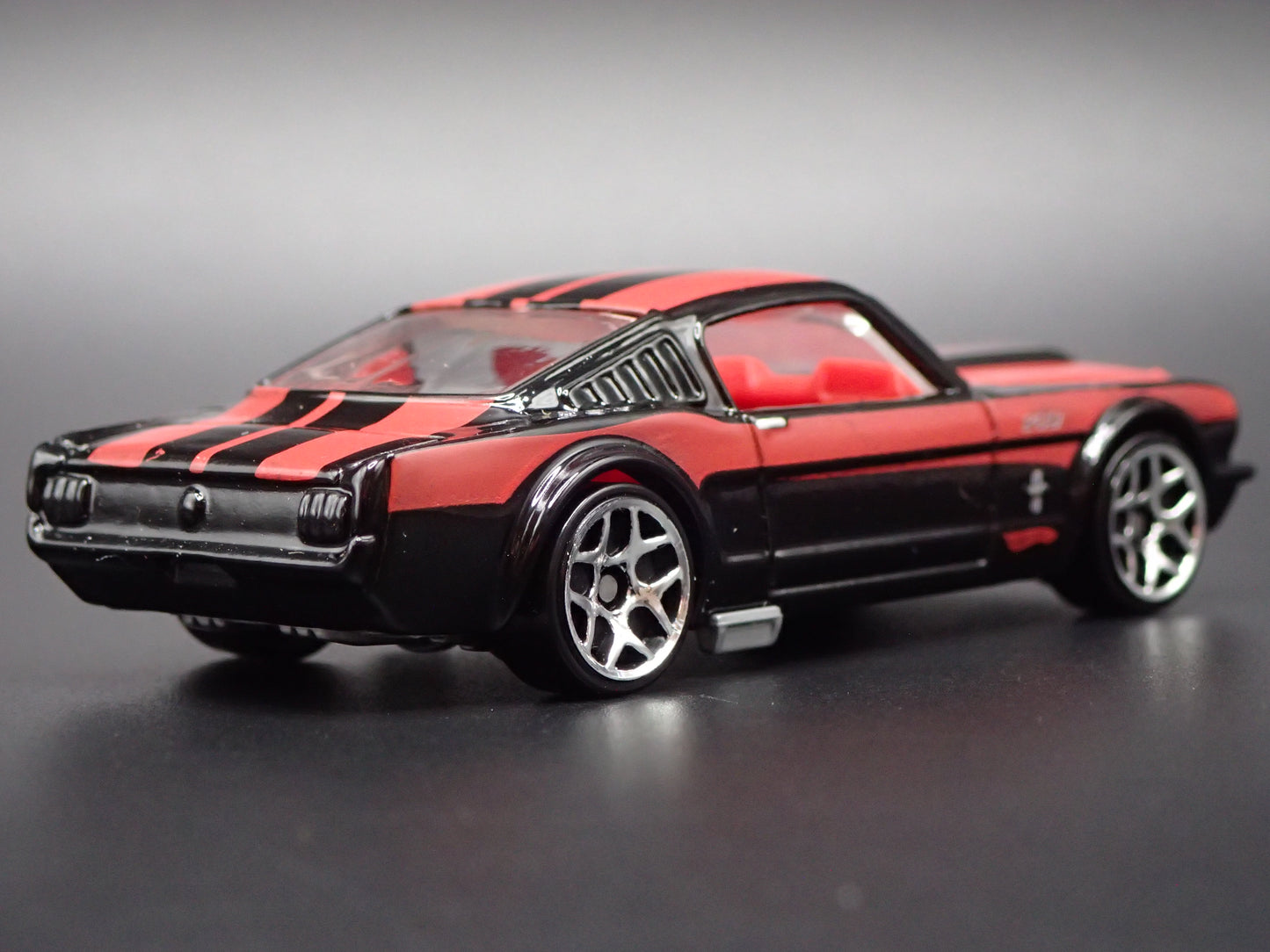 1965 65 FORD MUSTANG BLACK 1:64 SCALE DIORAMA DIECAST MODEL CAR