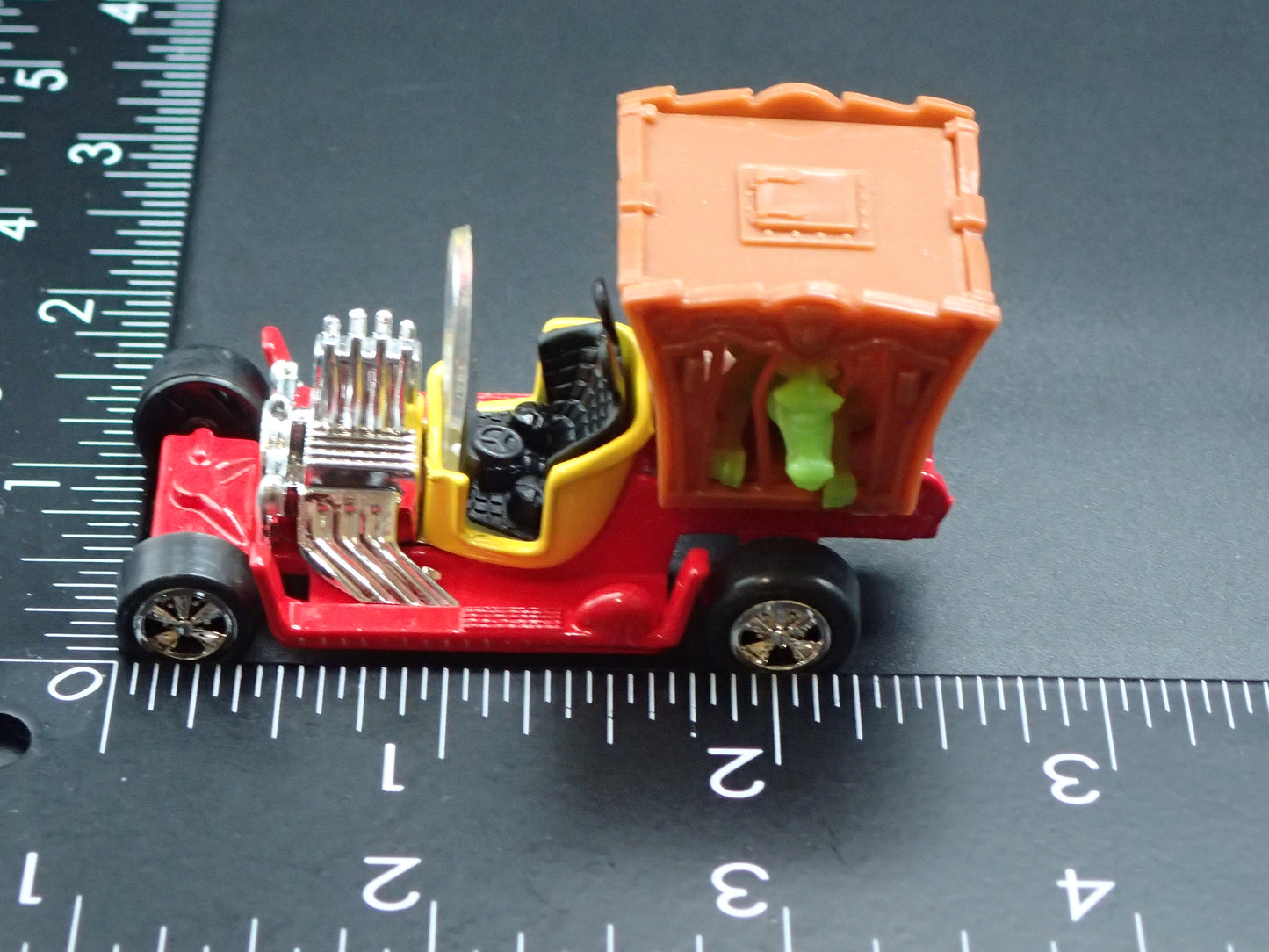 DRAGGIN DRAGON TOM DANIELS CUSTOM RED 1:64 SCALE DIORAMA DIECAST MODEL CAR