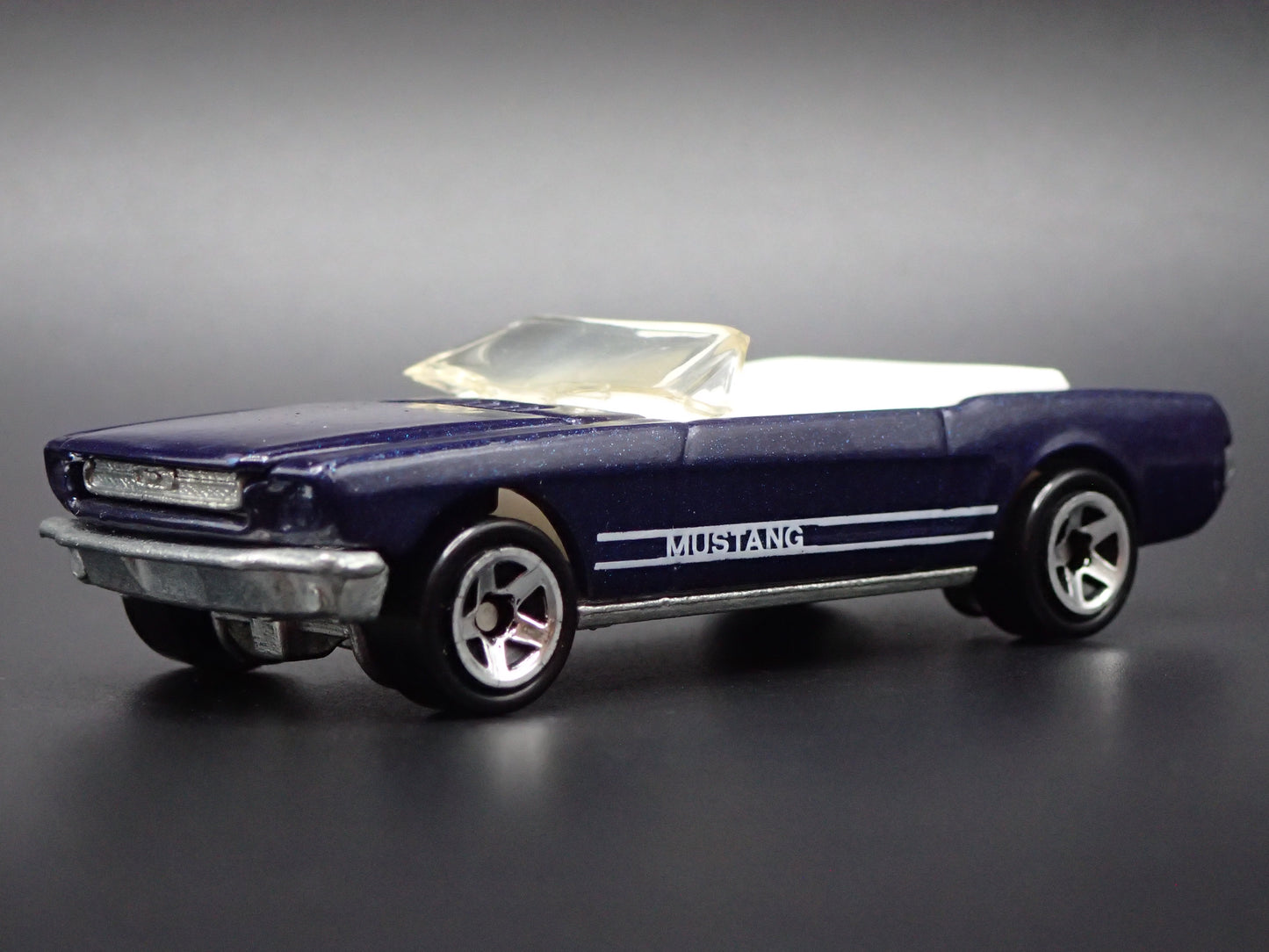 1965 65 FORD MUSTANG CONVERTIBLE 1:64 SCALE LIMITED DIORAMA DIECAST MODEL CAR