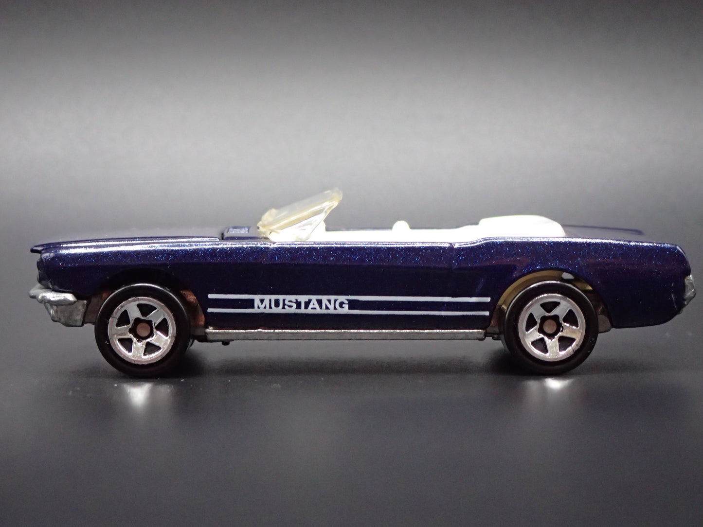 1965 65 FORD MUSTANG CONVERTIBLE 1:64 SCALE LIMITED DIORAMA DIECAST MODEL CAR