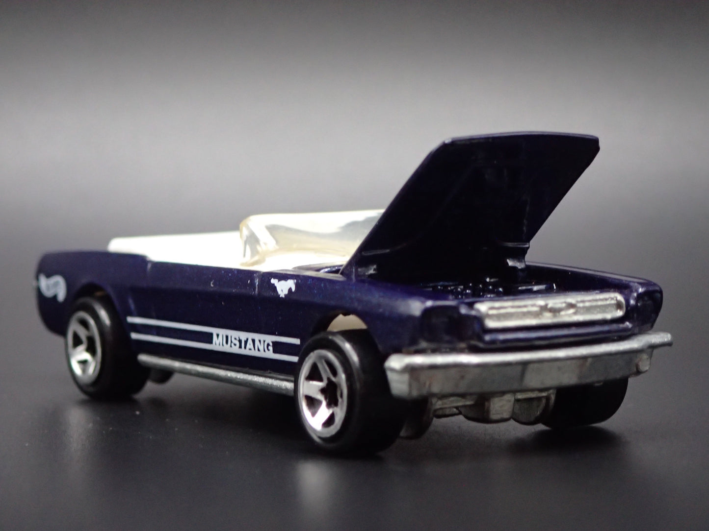 1965 65 FORD MUSTANG CONVERTIBLE 1:64 SCALE LIMITED DIORAMA DIECAST MODEL CAR