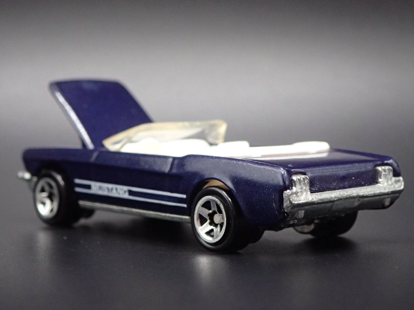 1965 65 FORD MUSTANG CONVERTIBLE 1:64 SCALE LIMITED DIORAMA DIECAST MODEL CAR