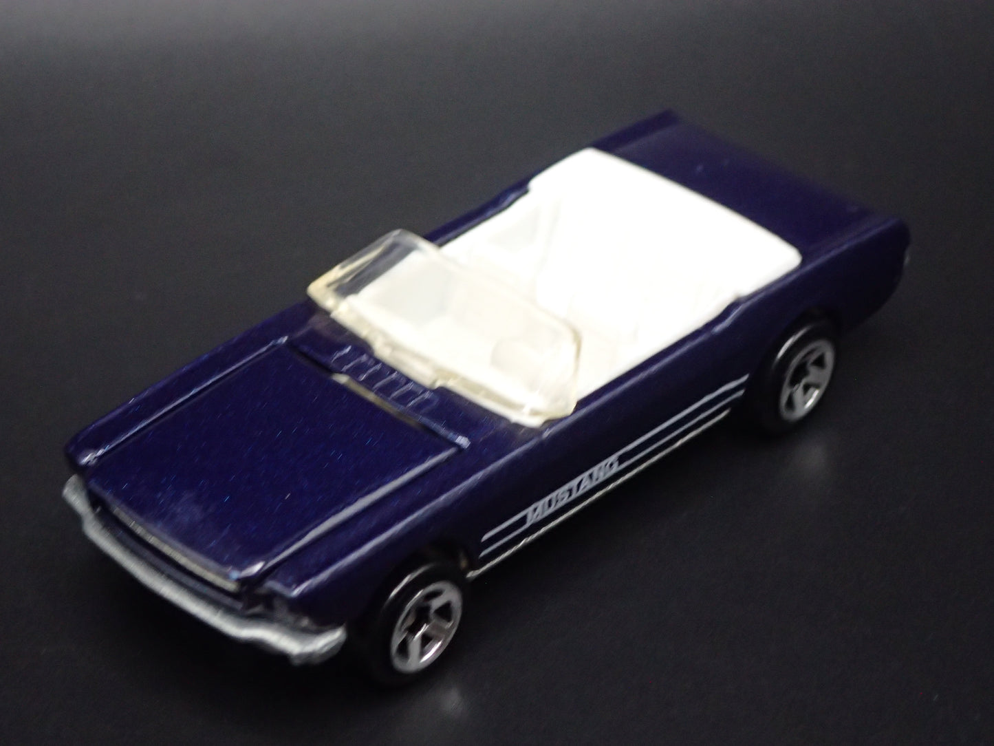 1965 65 FORD MUSTANG CONVERTIBLE 1:64 SCALE LIMITED DIORAMA DIECAST MODEL CAR