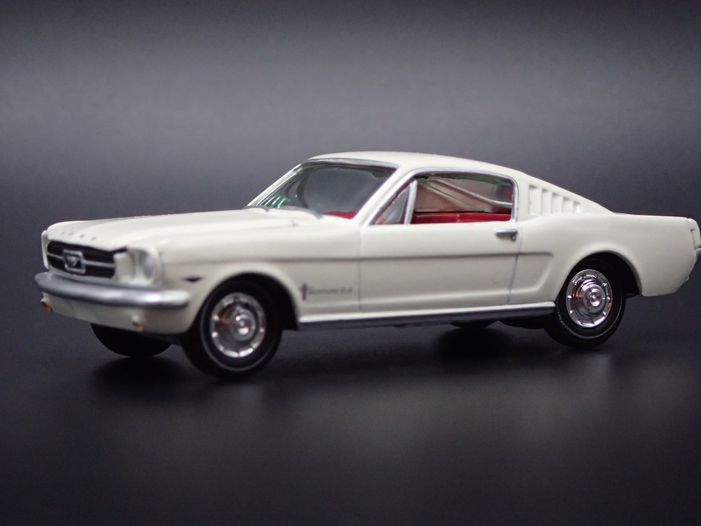 1965 65 FORD MUSTANG FASTBACK 1:64 SCALE COLLECTIBLE DIORAMA DIECAST MODEL CAR