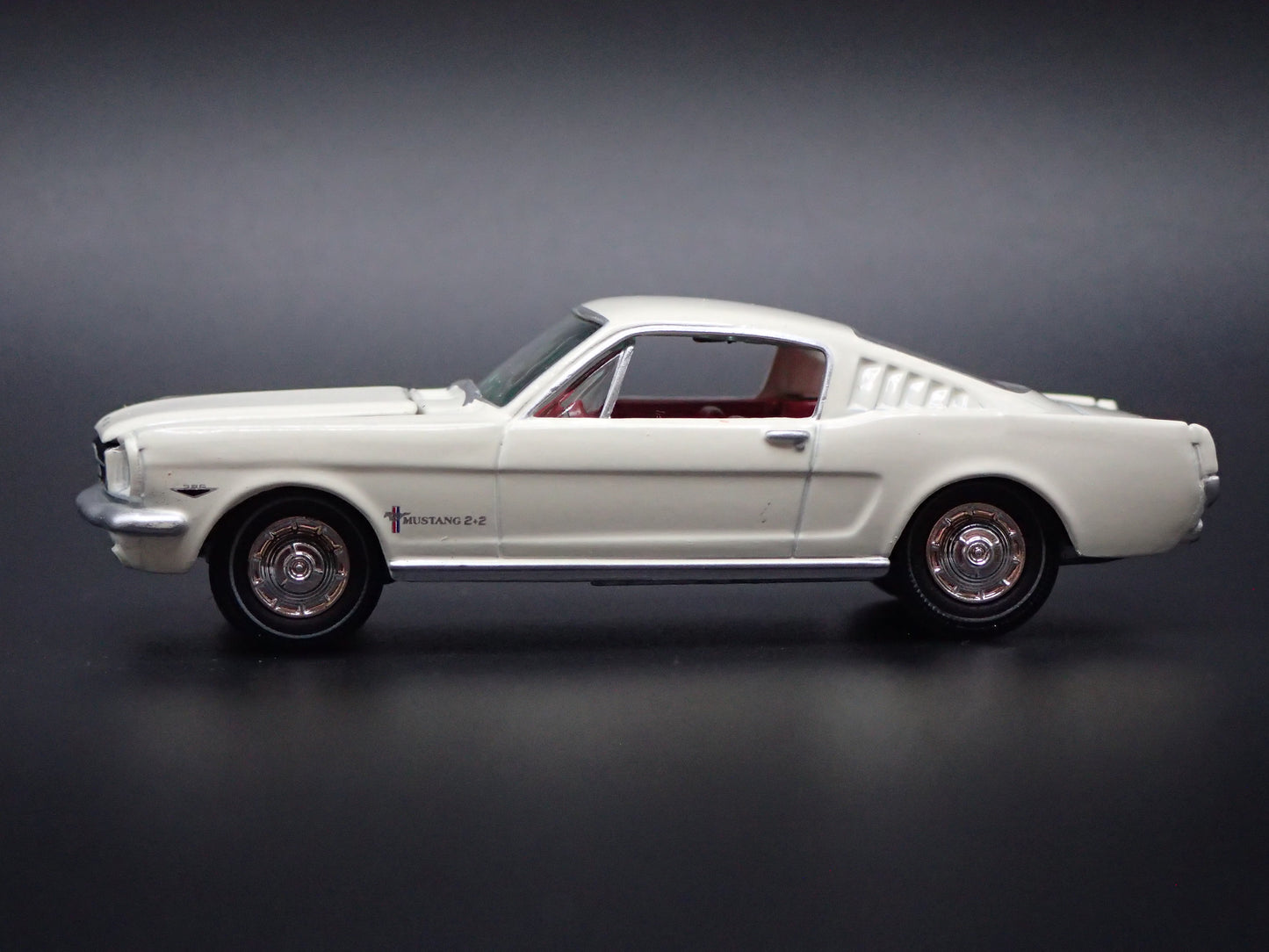1965 65 FORD MUSTANG FASTBACK 1:64 SCALE COLLECTIBLE DIORAMA DIECAST MODEL CAR