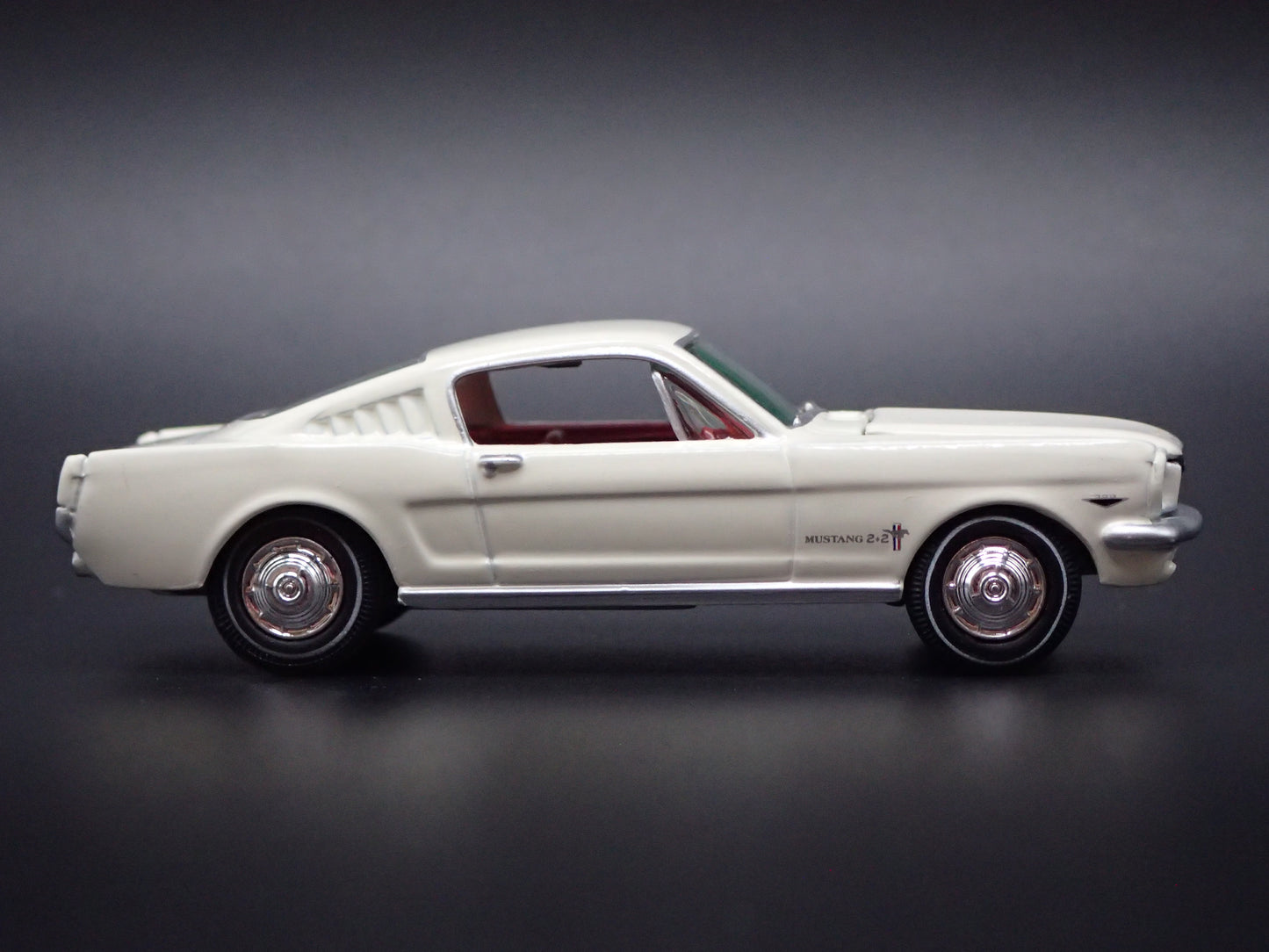 1965 65 FORD MUSTANG FASTBACK 1:64 SCALE COLLECTIBLE DIORAMA DIECAST MODEL CAR