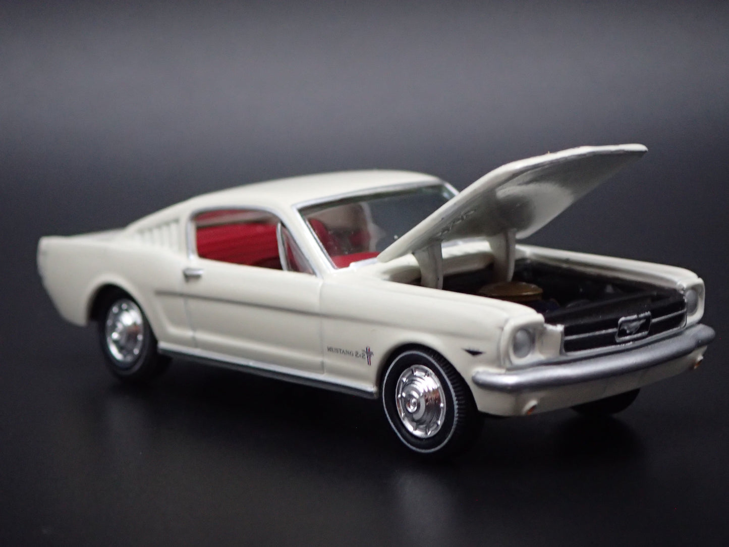 1965 65 FORD MUSTANG FASTBACK 1:64 SCALE COLLECTIBLE DIORAMA DIECAST MODEL CAR