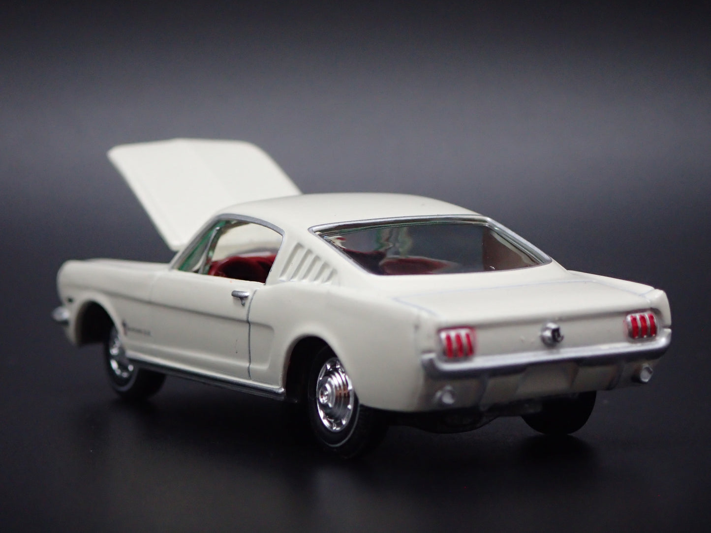1965 65 FORD MUSTANG FASTBACK 1:64 SCALE COLLECTIBLE DIORAMA DIECAST MODEL CAR
