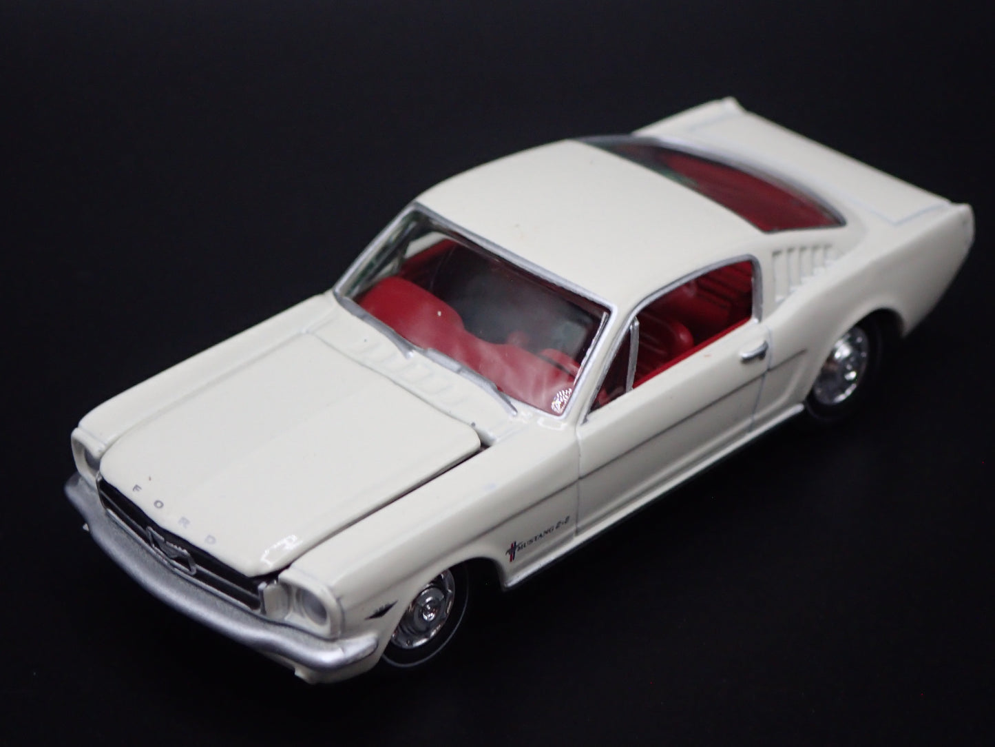 1965 65 FORD MUSTANG FASTBACK 1:64 SCALE COLLECTIBLE DIORAMA DIECAST MODEL CAR