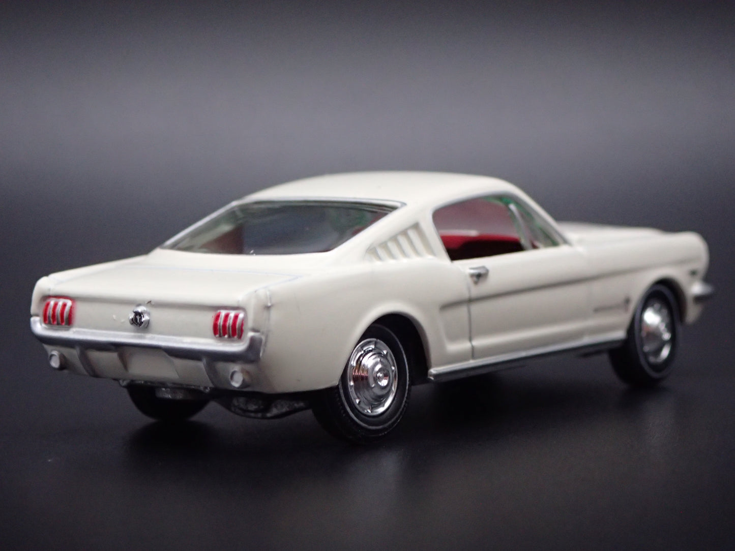 1965 65 FORD MUSTANG FASTBACK 1:64 SCALE COLLECTIBLE DIORAMA DIECAST MODEL CAR
