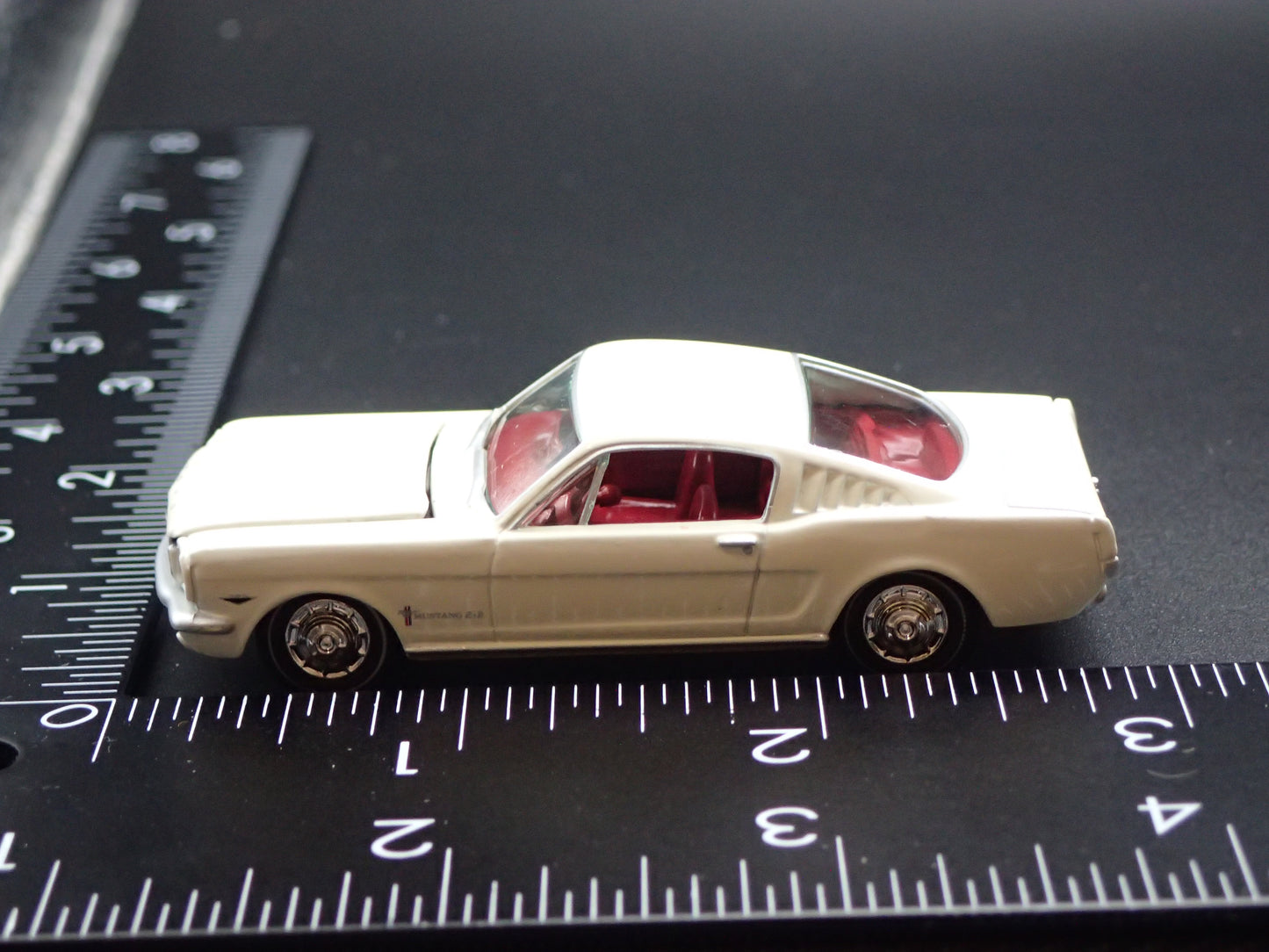 1965 65 FORD MUSTANG FASTBACK 1:64 SCALE COLLECTIBLE DIORAMA DIECAST MODEL CAR