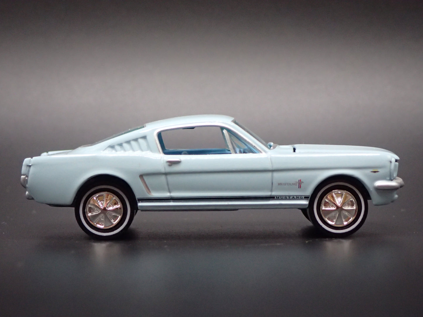 1965 65 FORD MUSTANG 2+2 FASTBACK BLUE 1/64 SCALE COLLECTIBLE DIECAST MODEL CAR