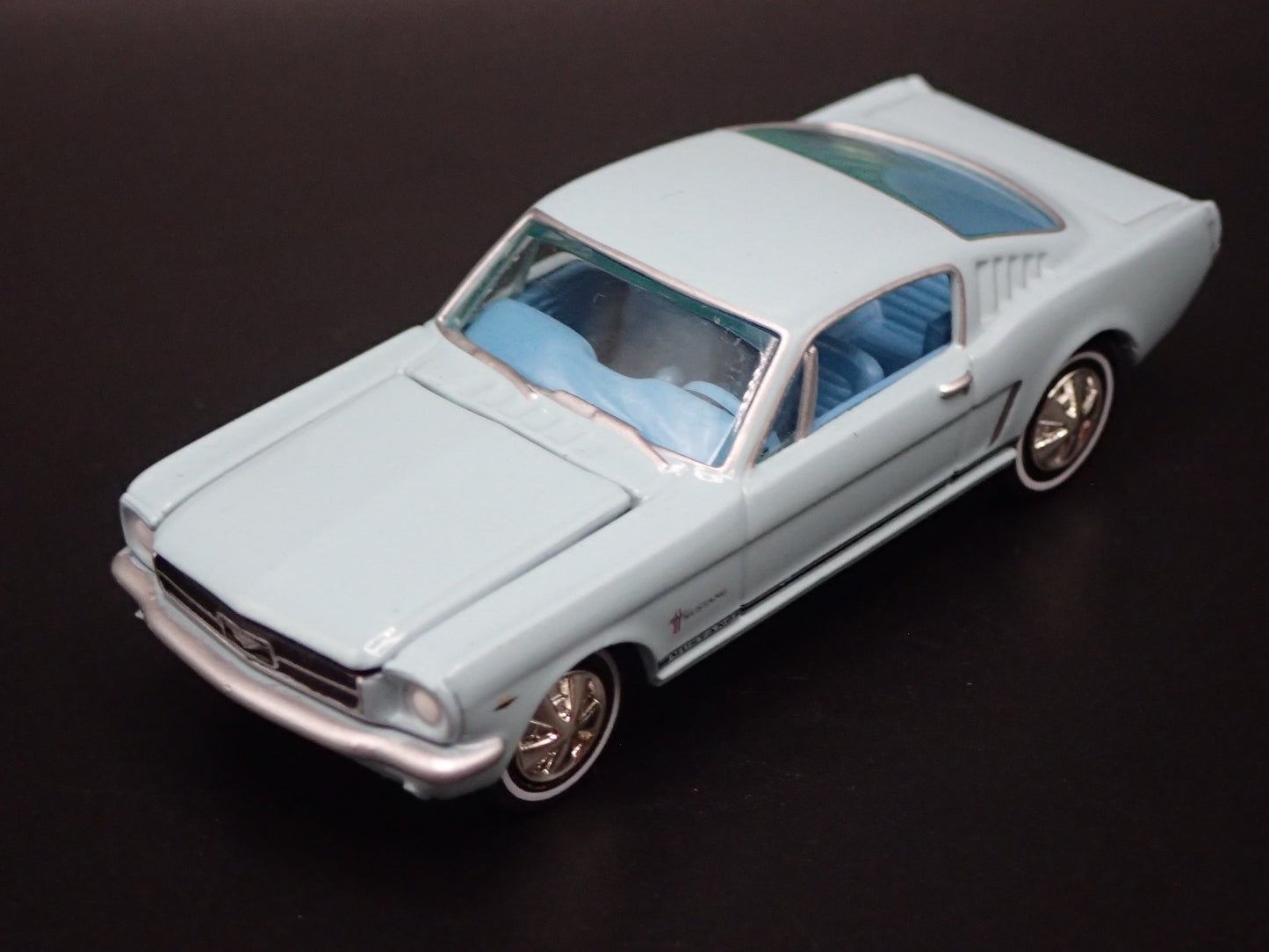 1965 65 FORD MUSTANG 2+2 FASTBACK BLUE 1/64 SCALE COLLECTIBLE DIECAST MODEL CAR