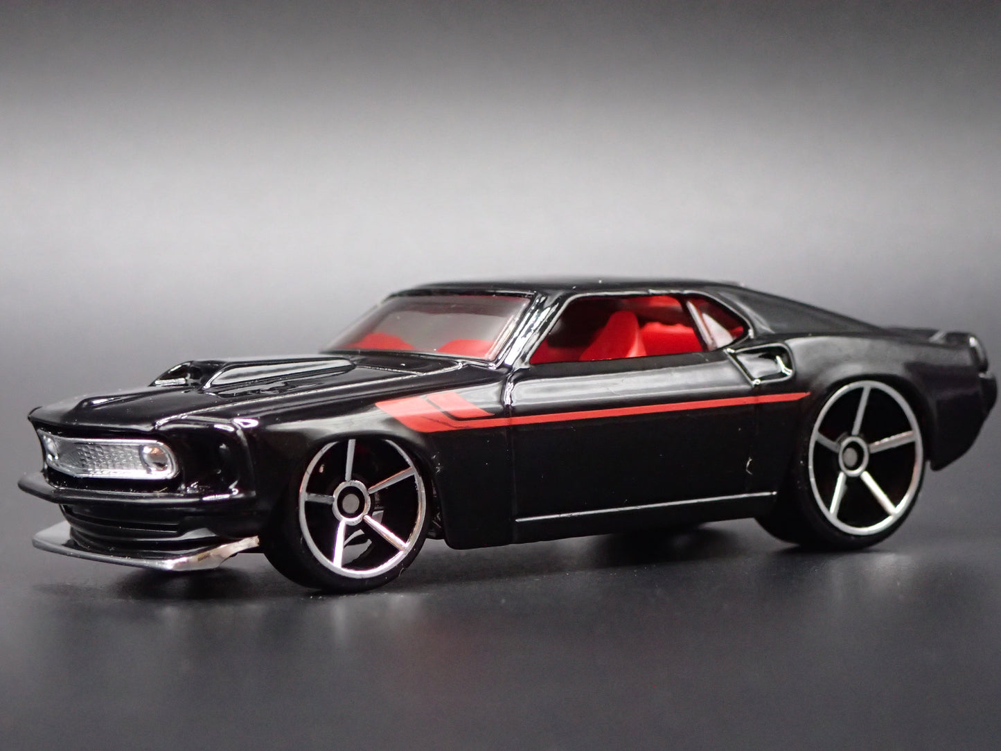 1969 69 FORD MUSTANG BOSS 302 FASTBACK BLACK 1:64 SCALE DIORAMA DIECAST MODEL CAR