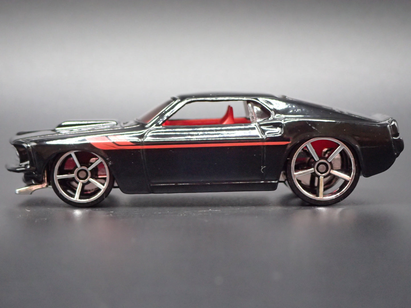 1969 69 FORD MUSTANG BOSS 302 FASTBACK BLACK 1:64 SCALE DIORAMA DIECAST MODEL CAR