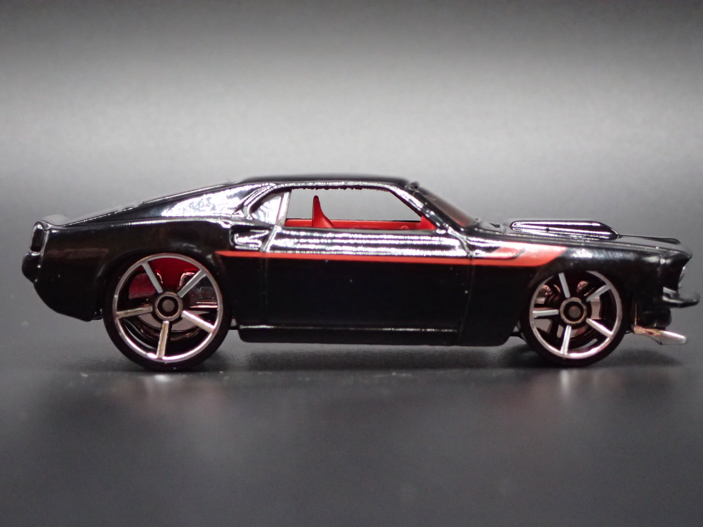 1969 69 FORD MUSTANG BOSS 302 FASTBACK BLACK 1:64 SCALE DIORAMA DIECAST MODEL CAR