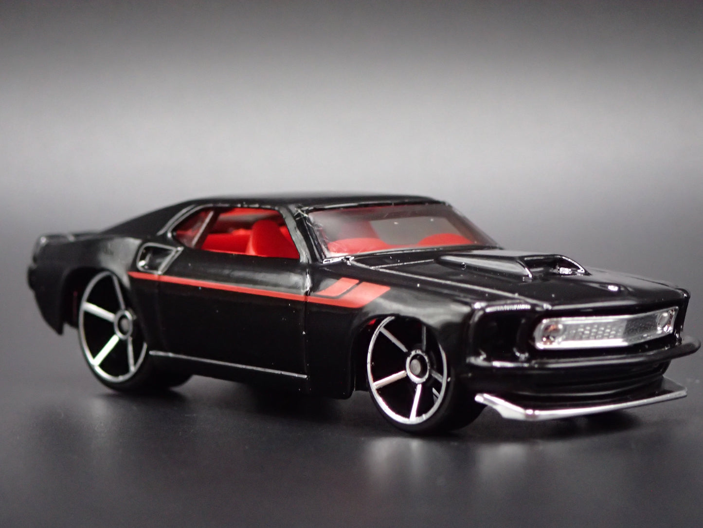 1969 69 FORD MUSTANG BOSS 302 FASTBACK BLACK 1:64 SCALE DIORAMA DIECAST MODEL CAR