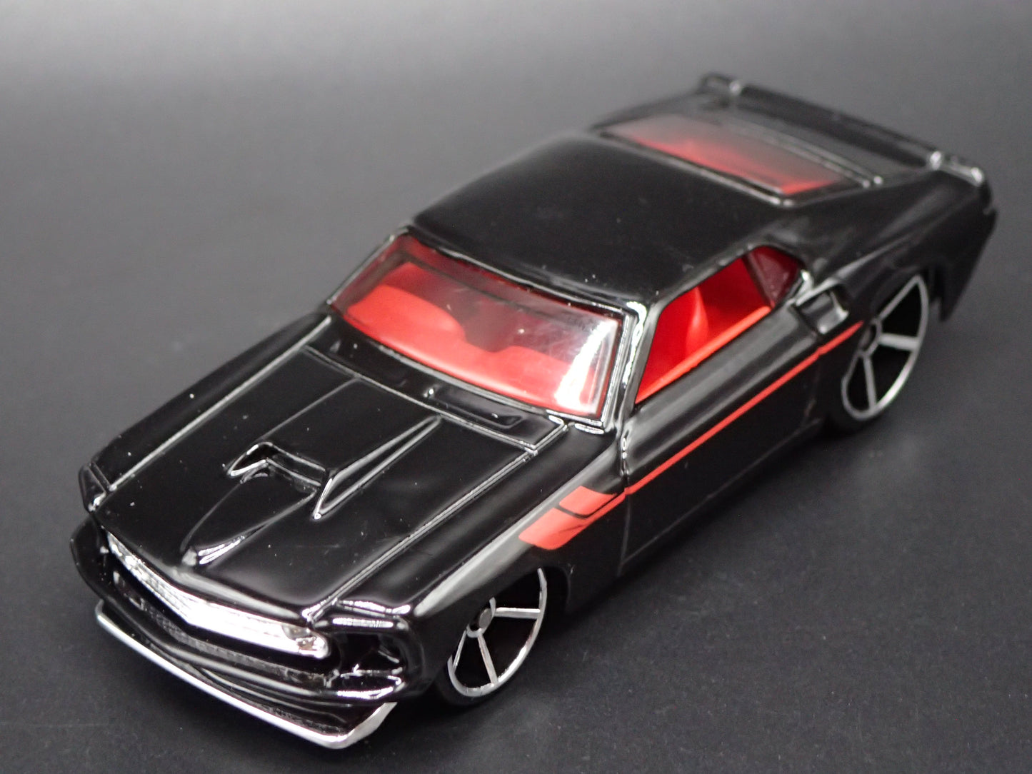 1969 69 FORD MUSTANG BOSS 302 FASTBACK BLACK 1:64 SCALE DIORAMA DIECAST MODEL CAR