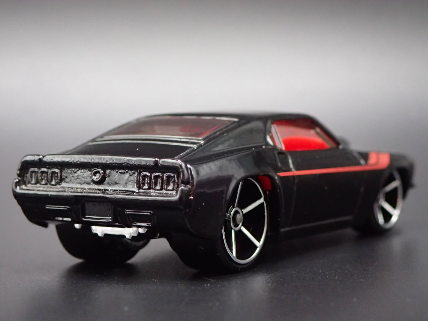 1969 69 FORD MUSTANG BOSS 302 FASTBACK BLACK 1:64 SCALE DIORAMA DIECAST MODEL CAR