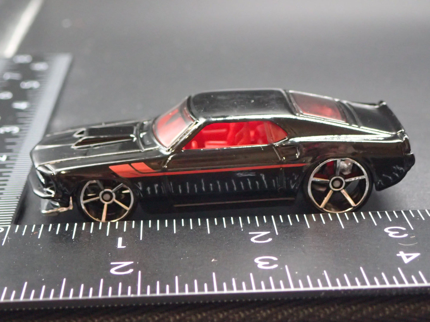 1969 69 FORD MUSTANG BOSS 302 FASTBACK BLACK 1:64 SCALE DIORAMA DIECAST MODEL CAR