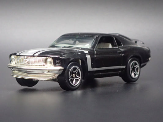 1970 FORD MUSTANG BOSS 302 BLACK 1:64 COLLECTIBLE DIORAMA DIECAST MODEL CAR