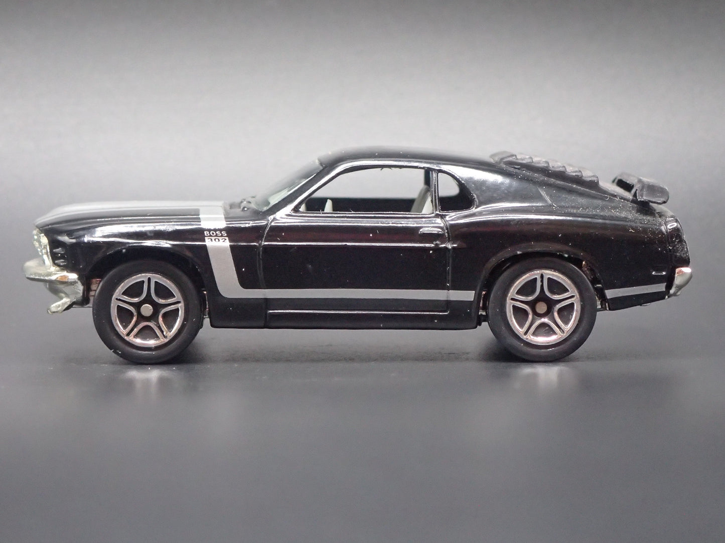 1970 FORD MUSTANG BOSS 302 BLACK 1:64 COLLECTIBLE DIORAMA DIECAST MODEL CAR