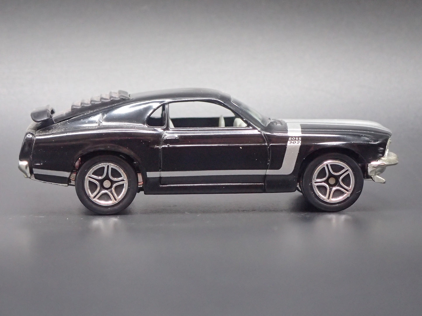 1970 FORD MUSTANG BOSS 302 BLACK 1:64 COLLECTIBLE DIORAMA DIECAST MODEL CAR
