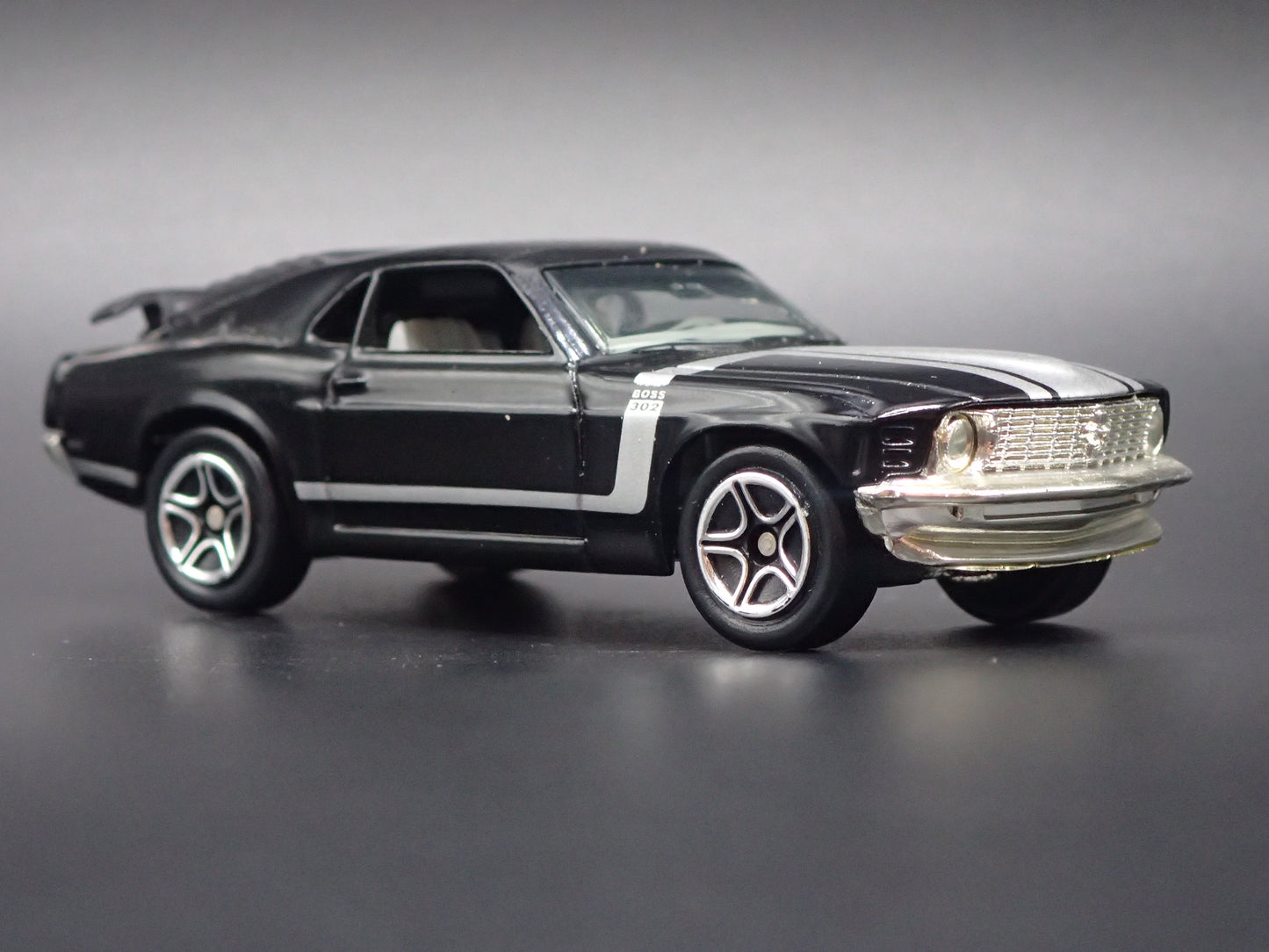 1970 FORD MUSTANG BOSS 302 BLACK 1:64 COLLECTIBLE DIORAMA DIECAST MODEL CAR