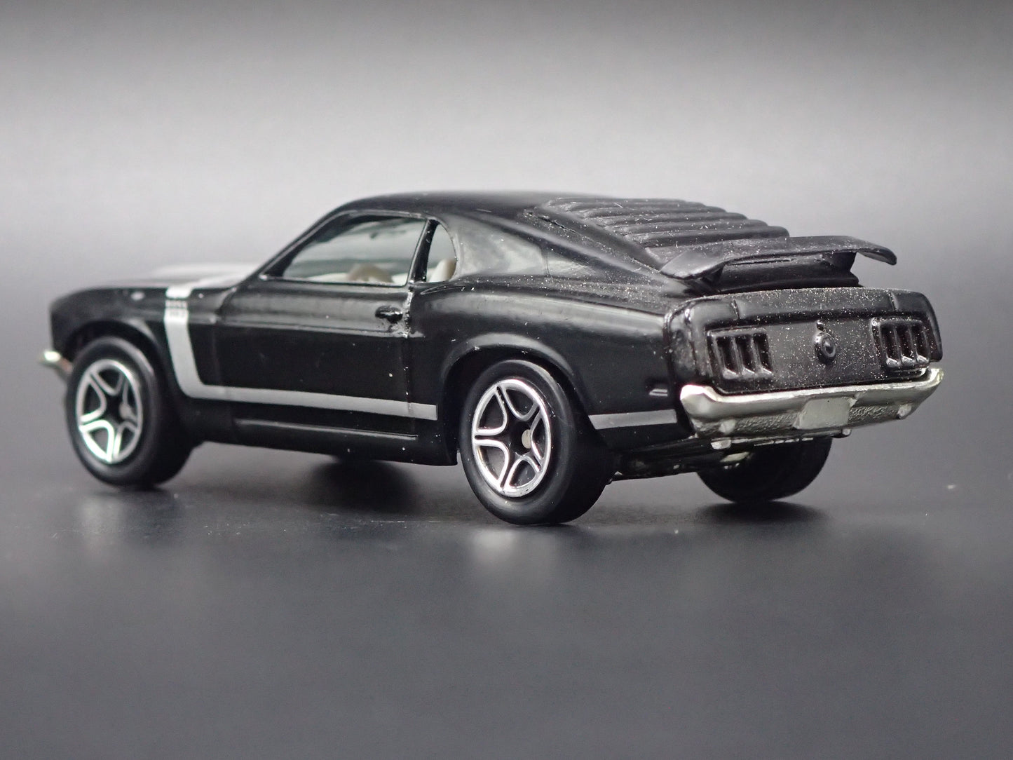 1970 FORD MUSTANG BOSS 302 BLACK 1:64 COLLECTIBLE DIORAMA DIECAST MODEL CAR