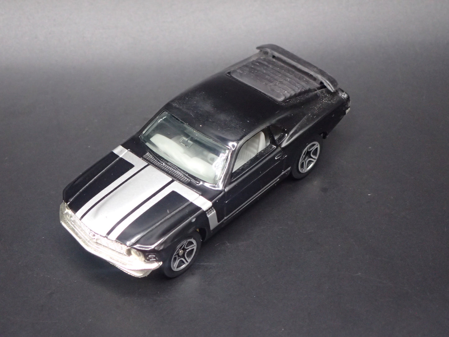 1970 FORD MUSTANG BOSS 302 BLACK 1:64 COLLECTIBLE DIORAMA DIECAST MODEL CAR