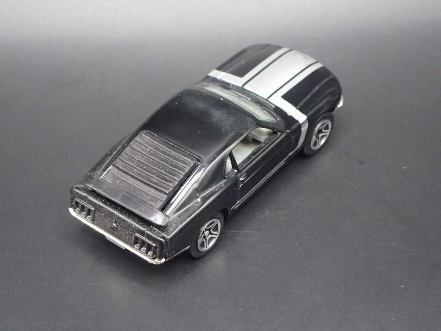 1970 FORD MUSTANG BOSS 302 BLACK 1:64 COLLECTIBLE DIORAMA DIECAST MODEL CAR