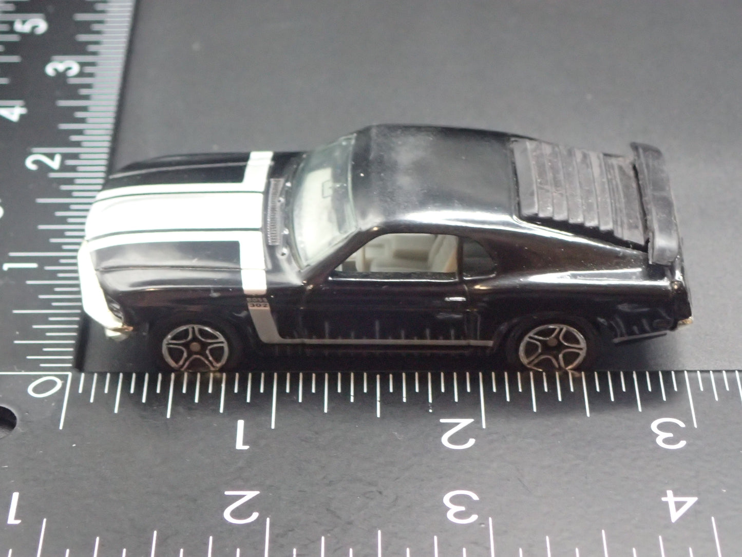 1970 FORD MUSTANG BOSS 302 BLACK 1:64 COLLECTIBLE DIORAMA DIECAST MODEL CAR