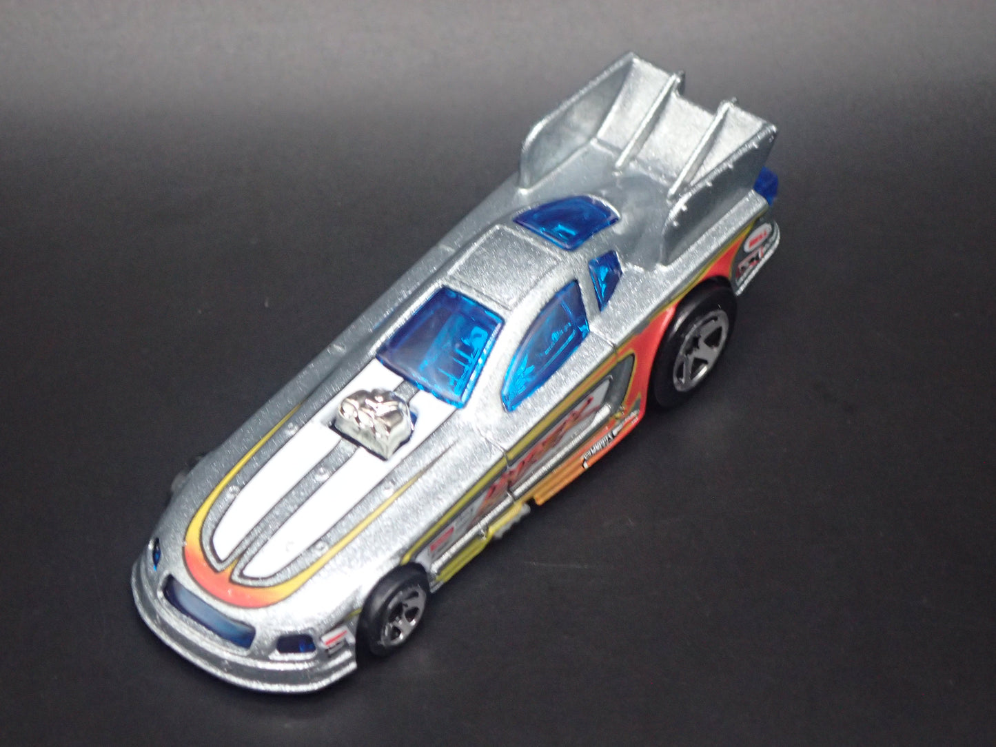 2005-2009 FORD MUSTANG FUNNY CAR NHRA SILVER 1:64 SCALE DIORAMA DIECAST MODEL CAR