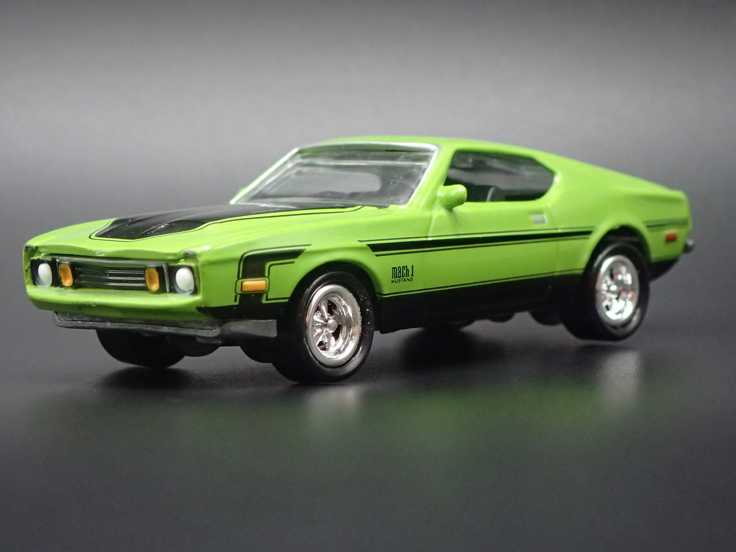 1971 71 FORD MUSTANG MACH 1 FASTBACK GREEN 1:64 SCALE DIORAMA DIECAST MODEL CAR