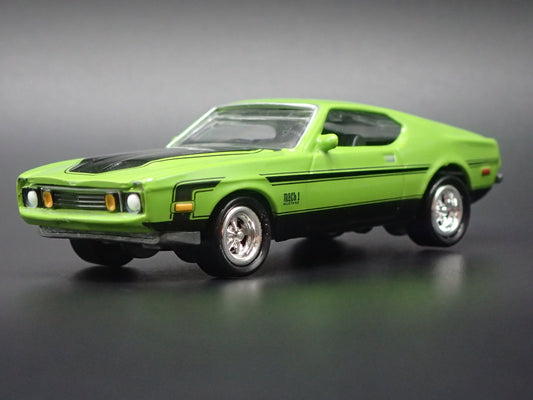 1971 71 FORD MUSTANG MACH 1 FASTBACK GREEN 1:64 SCALE DIORAMA DIECAST MODEL CAR