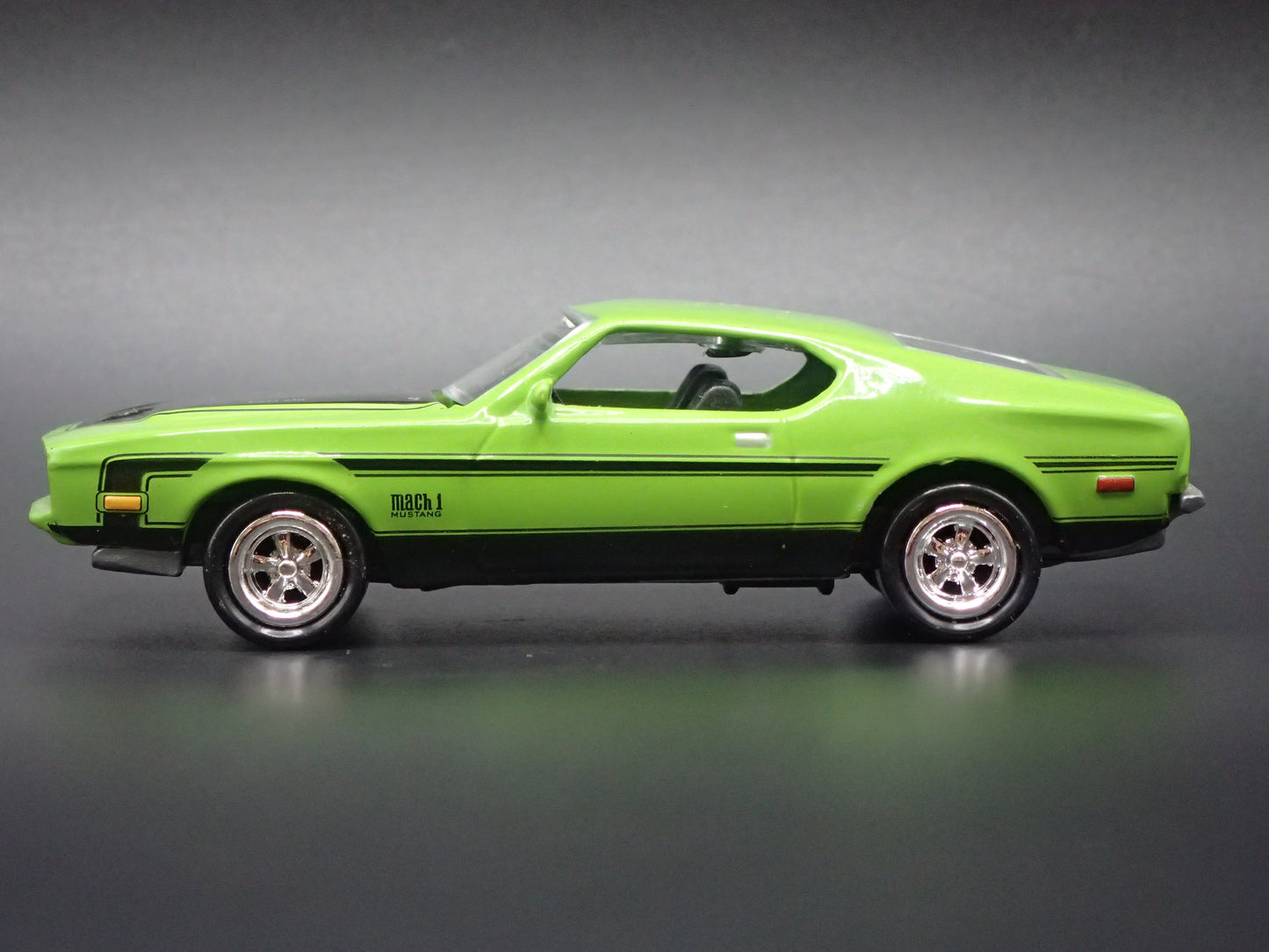 1971 71 FORD MUSTANG MACH 1 FASTBACK GREEN 1:64 SCALE DIORAMA DIECAST MODEL CAR
