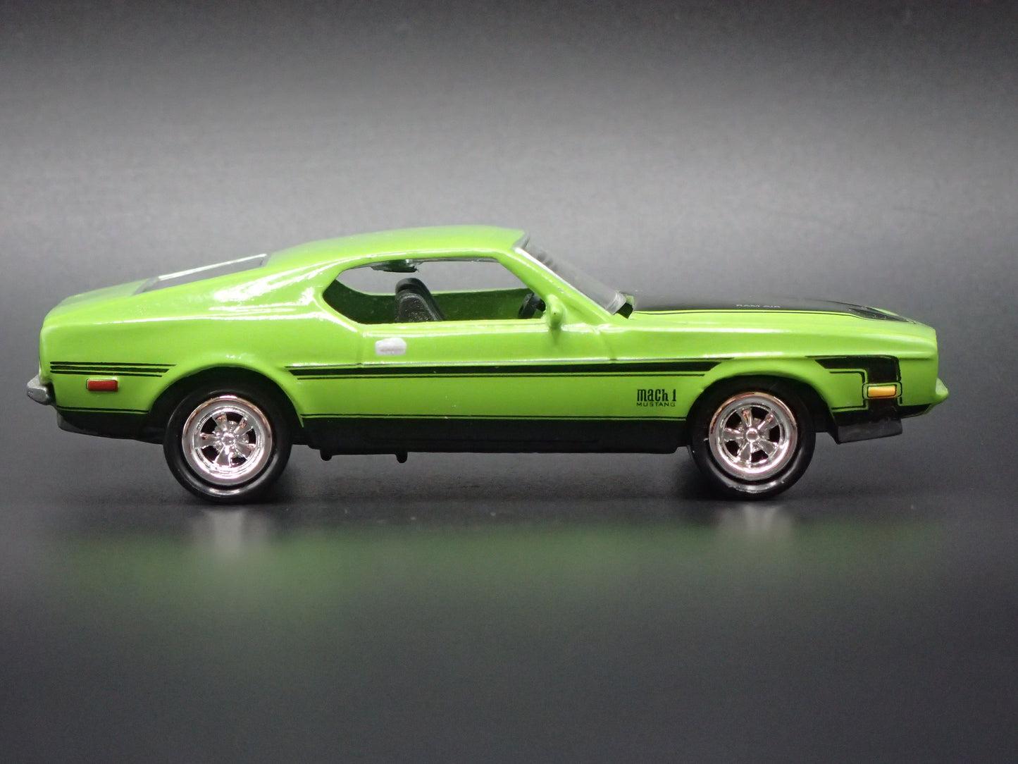 1971 71 FORD MUSTANG MACH 1 FASTBACK GREEN 1:64 SCALE DIORAMA DIECAST MODEL CAR