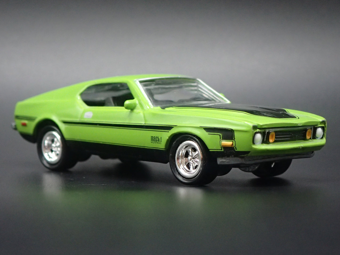 1971 71 FORD MUSTANG MACH 1 FASTBACK GREEN 1:64 SCALE DIORAMA DIECAST MODEL CAR
