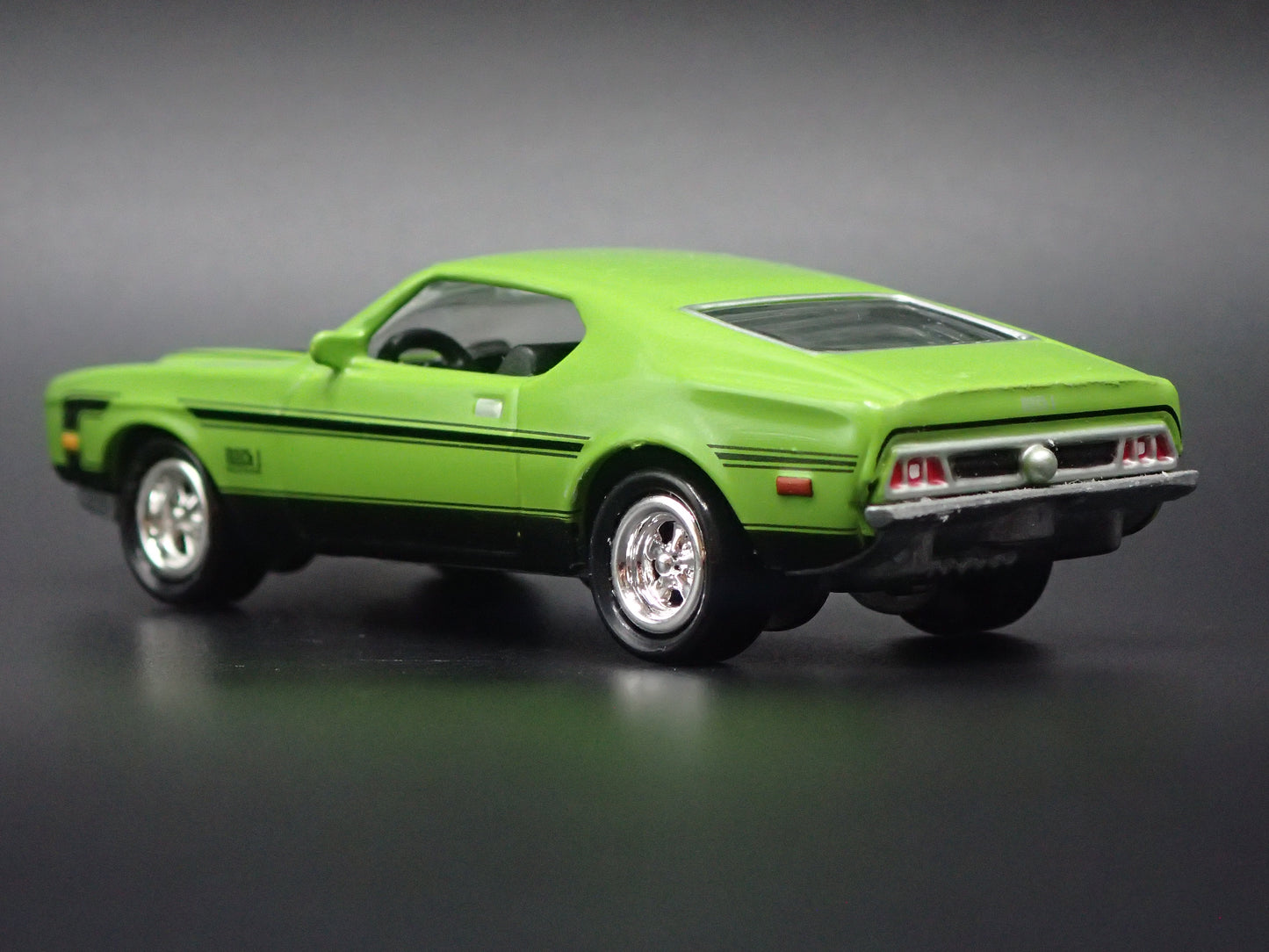 1971 71 FORD MUSTANG MACH 1 FASTBACK GREEN 1:64 SCALE DIORAMA DIECAST MODEL CAR