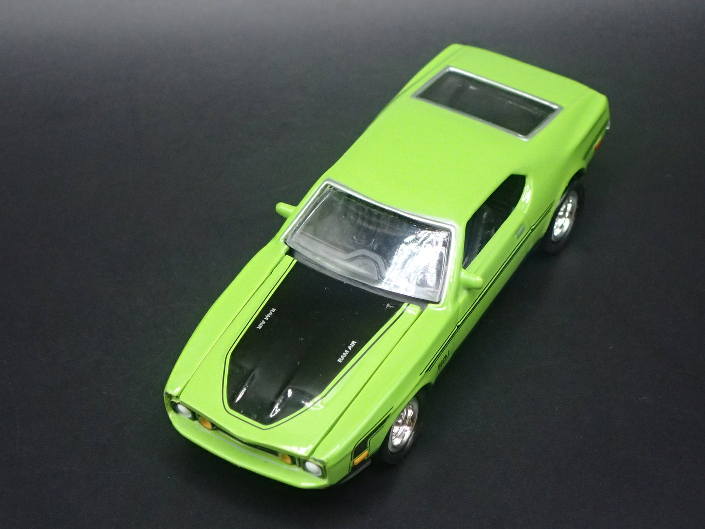 1971 71 FORD MUSTANG MACH 1 FASTBACK GREEN 1:64 SCALE DIORAMA DIECAST MODEL CAR