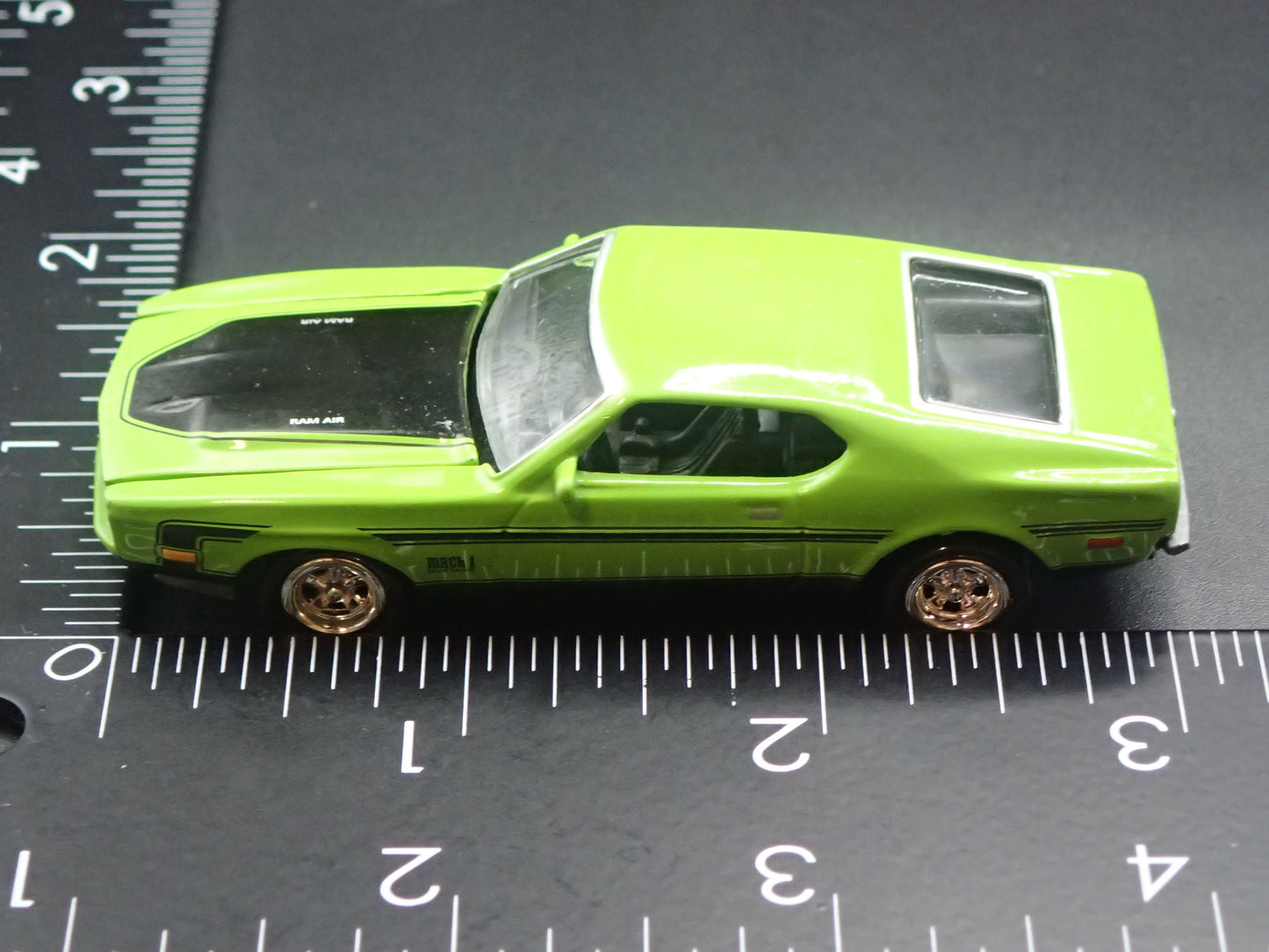 1971 71 FORD MUSTANG MACH 1 FASTBACK GREEN 1:64 SCALE DIORAMA DIECAST MODEL CAR