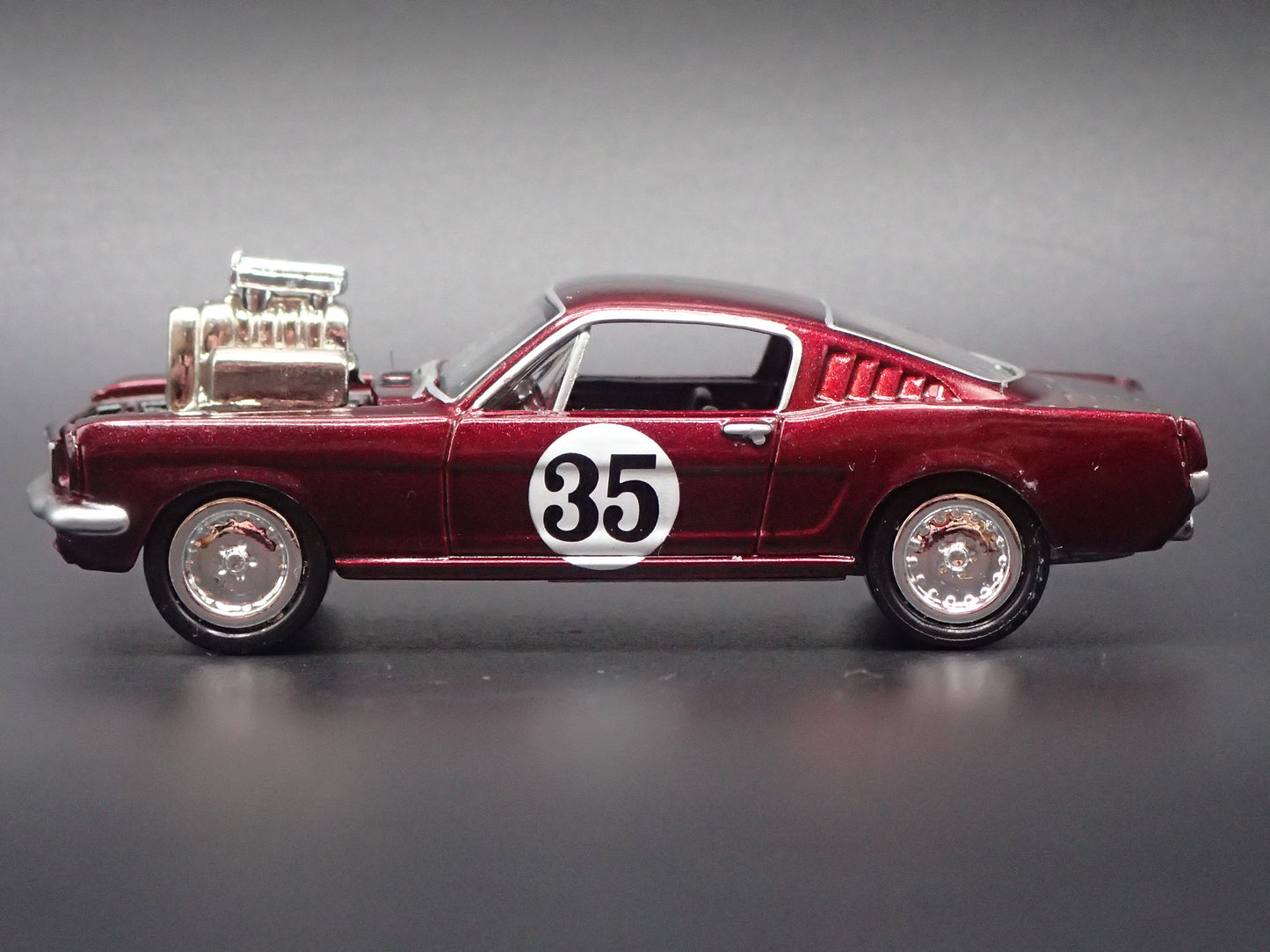 1965 65 FORD MUSTANG FASTBACK 1:64 SCALE COLLECTIBLE DIORAMA DIECAST MODEL CAR