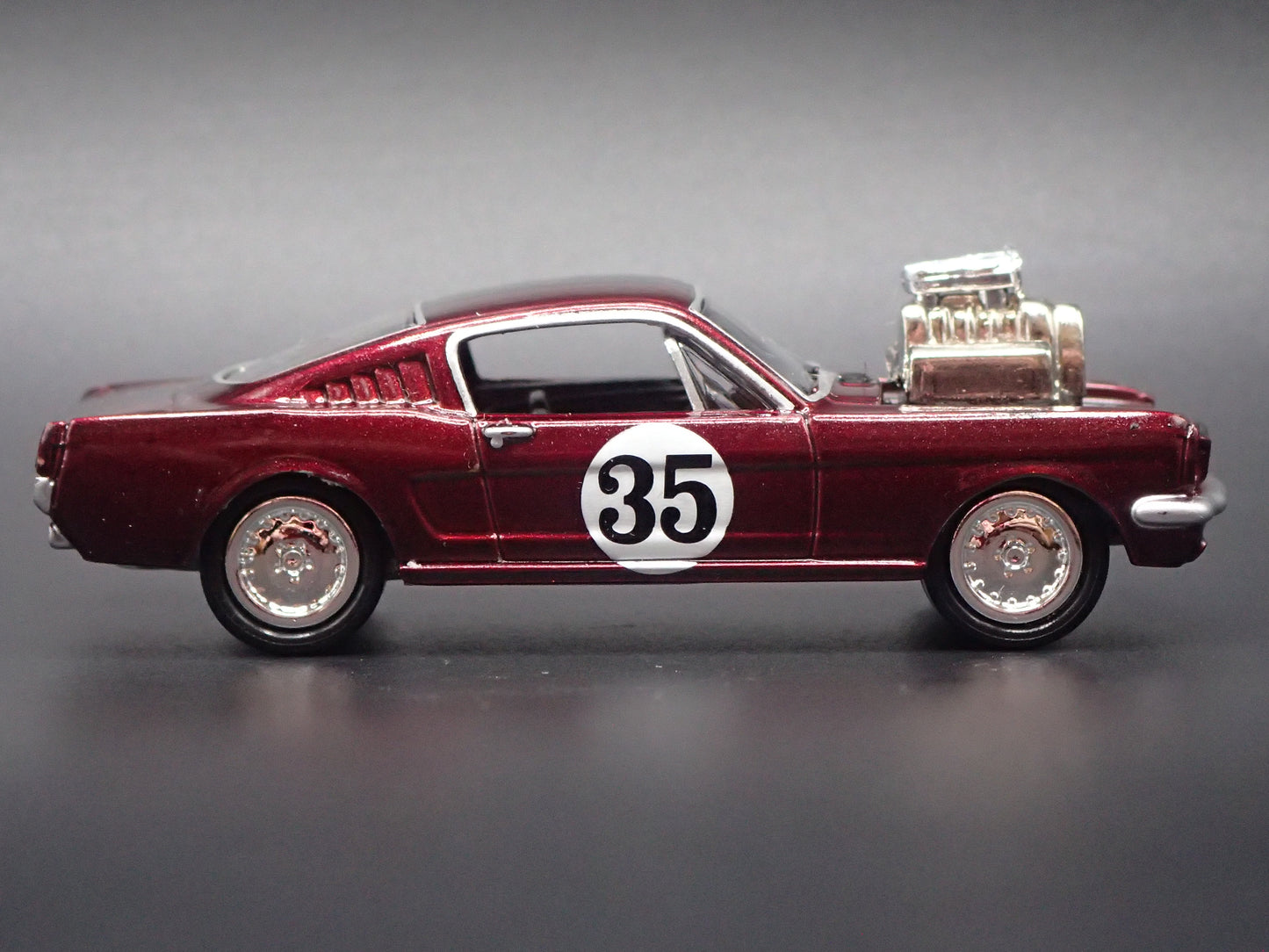 1965 65 FORD MUSTANG FASTBACK 1:64 SCALE COLLECTIBLE DIORAMA DIECAST MODEL CAR