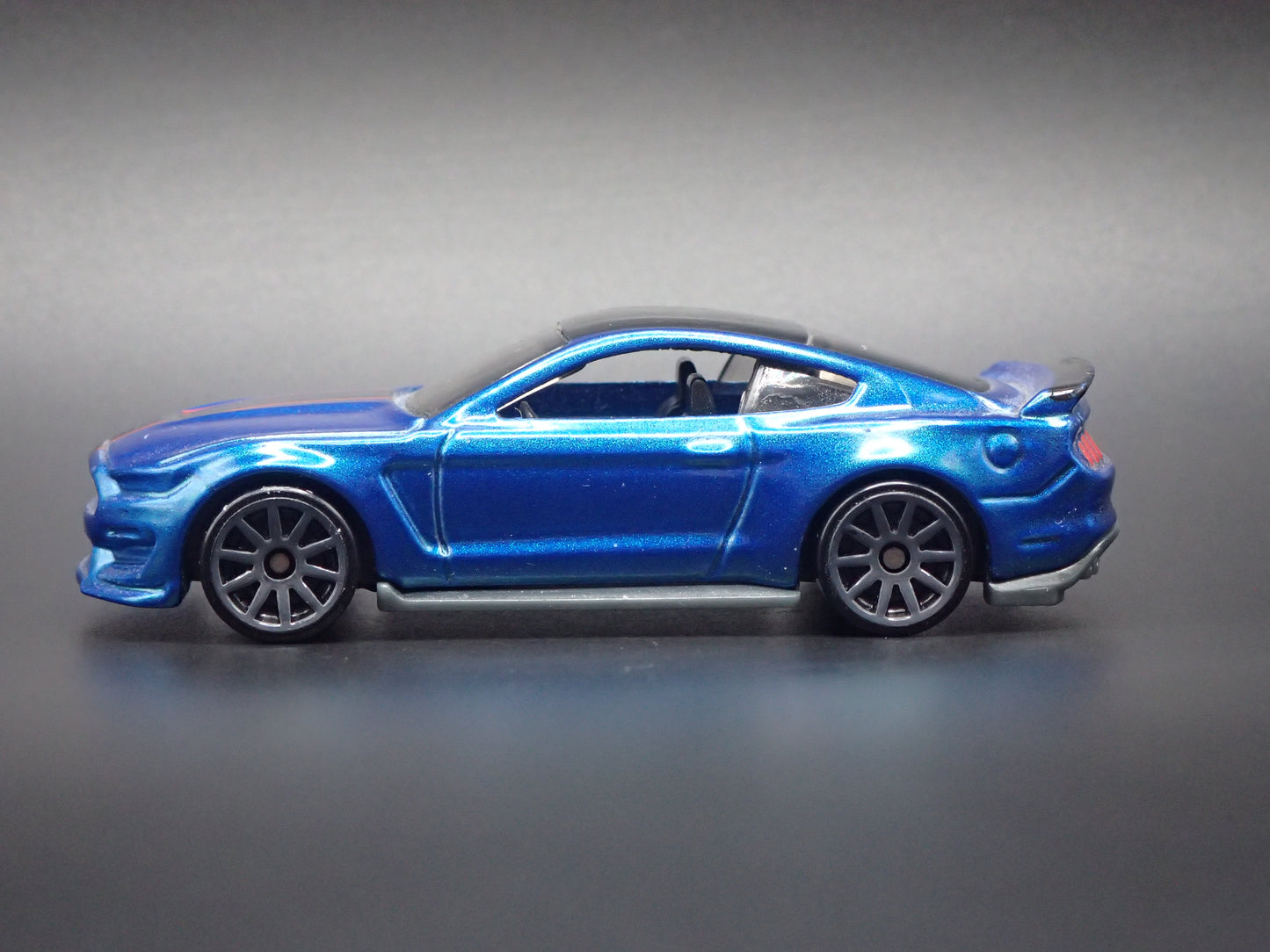 2015-2023 FORD MUSTANG SHELBY GT350R BLUE 1/64 SCALE DIORAMA DIECAST MODEL CAR