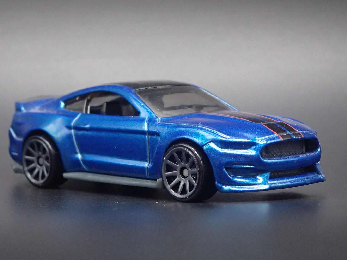 2015-2023 FORD MUSTANG SHELBY GT350R BLUE 1/64 SCALE DIORAMA DIECAST MODEL CAR