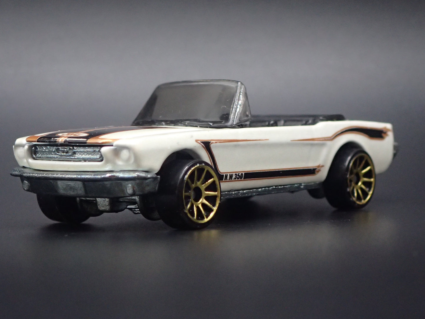 1965 65 FORD MUSTANG CONVERTIBLE WHITE 1:64 SCALE DIORAMA DIECAST MODEL CAR