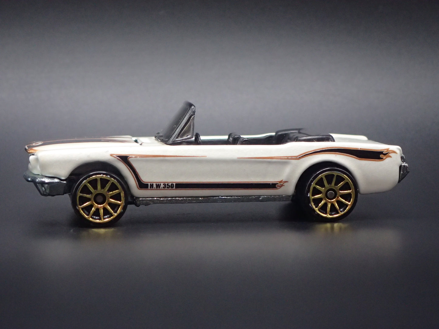1965 65 FORD MUSTANG CONVERTIBLE WHITE 1:64 SCALE DIORAMA DIECAST MODEL CAR